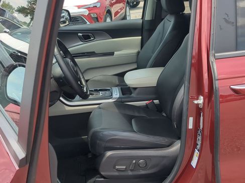 Certified 2024 Kia Carnival LX FWD image 11