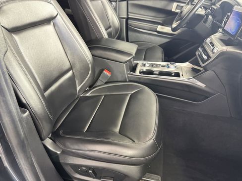 Used 2022 Ford Explorer XLT w/ Equipment Group 202A image 15