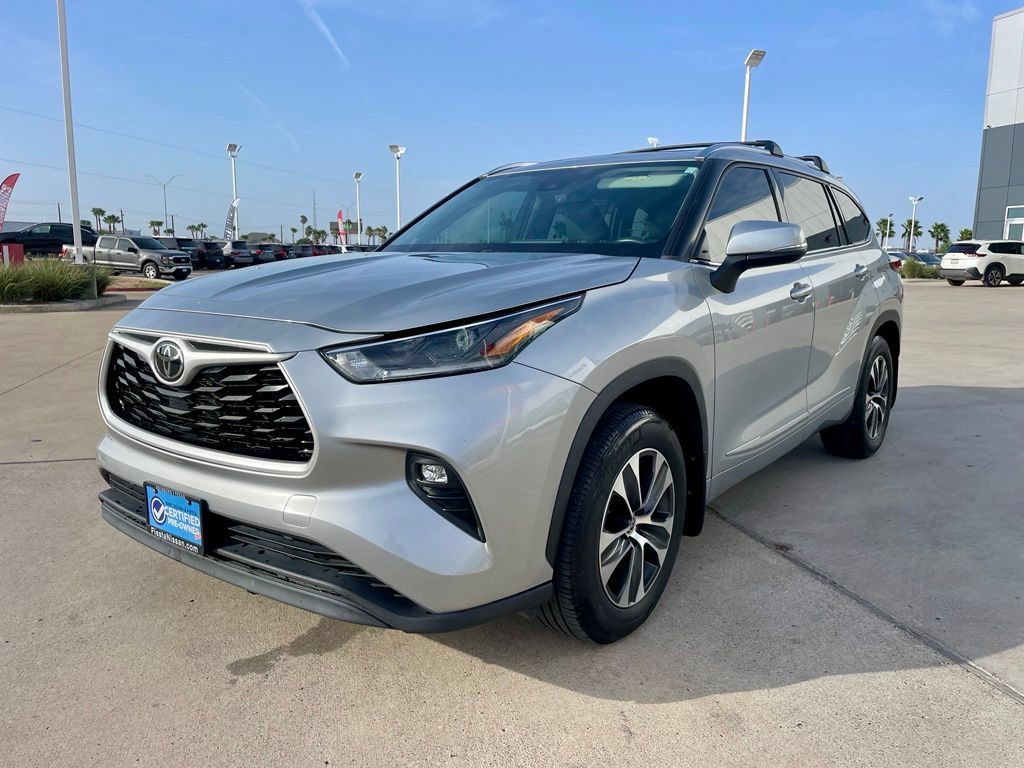 Used 2021 Toyota Highlander XLE AWD/4WD image 3