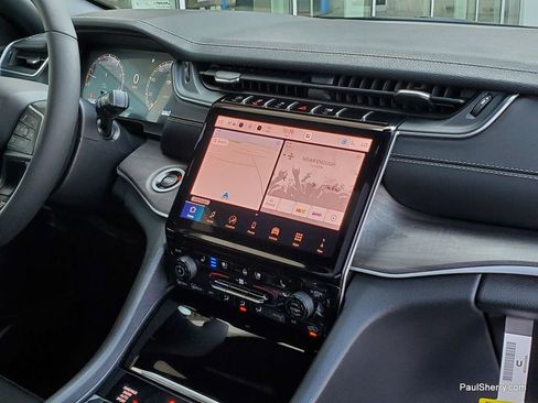 New 2025 Jeep Grand Cherokee Limited w/ Luxury Tech Group II image 31