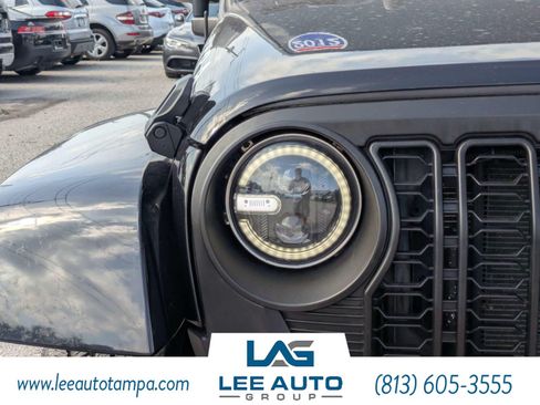 Used 2012 Jeep Wrangler Unlimited Sahara AWD/4WD image 9