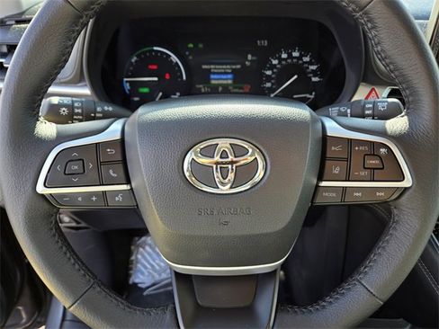 Used 2025 Toyota Sienna XLE image 22