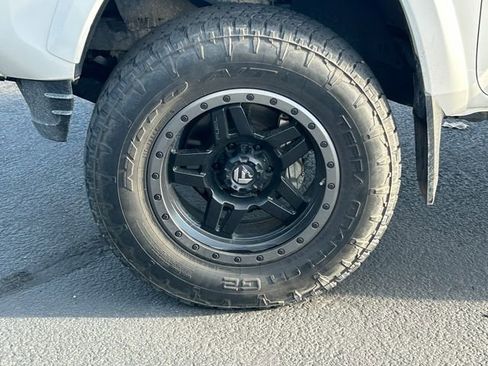 Used 2019 Toyota Tacoma SR5 AWD/4WD image 9