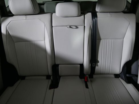 Used 2023 Volkswagen Tiguan SE w/ Panoramic Sunroof Package image 13