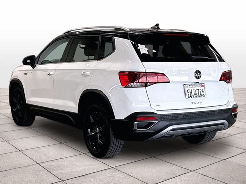Used 2023 Volkswagen Taos SE w/ Panoramic Sunroof Package FWD image 7