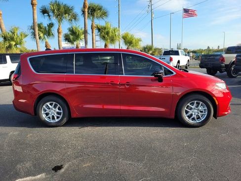 Used 2026 Chrysler Pacifica Select image 8