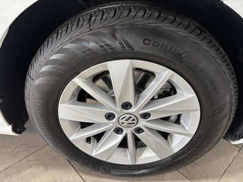 Used 2016 Volkswagen Golf S image 9