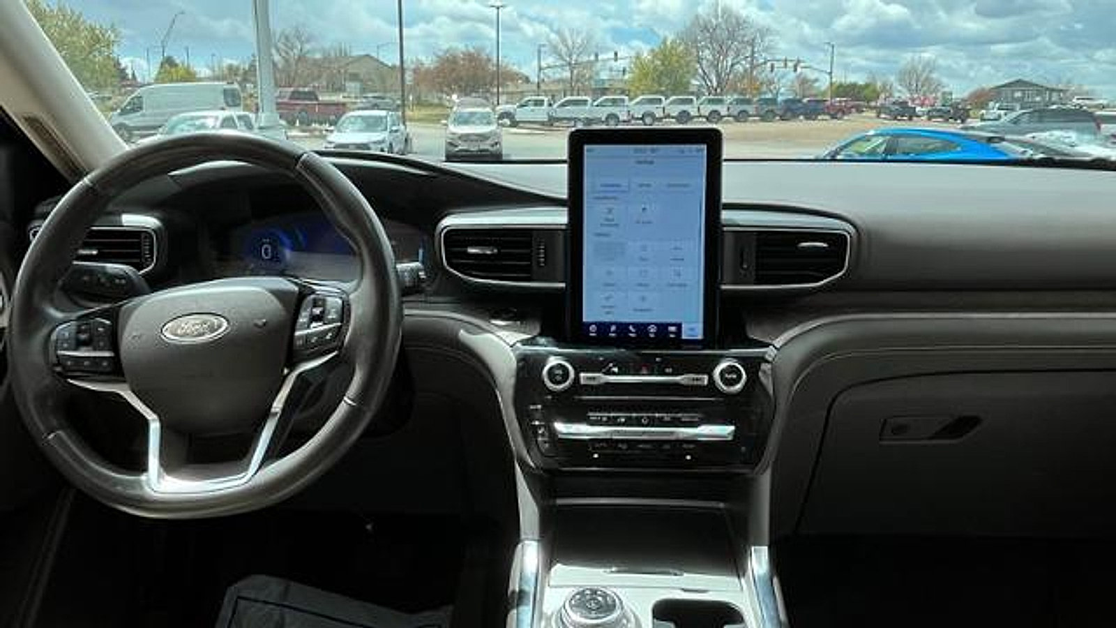 Used 2023 Ford Explorer Platinum w/ Technology Package AWD/4WD image 16