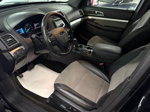 Used 2017 Ford Explorer XLT w/ Equipment Group 202A AWD/4WD image 17