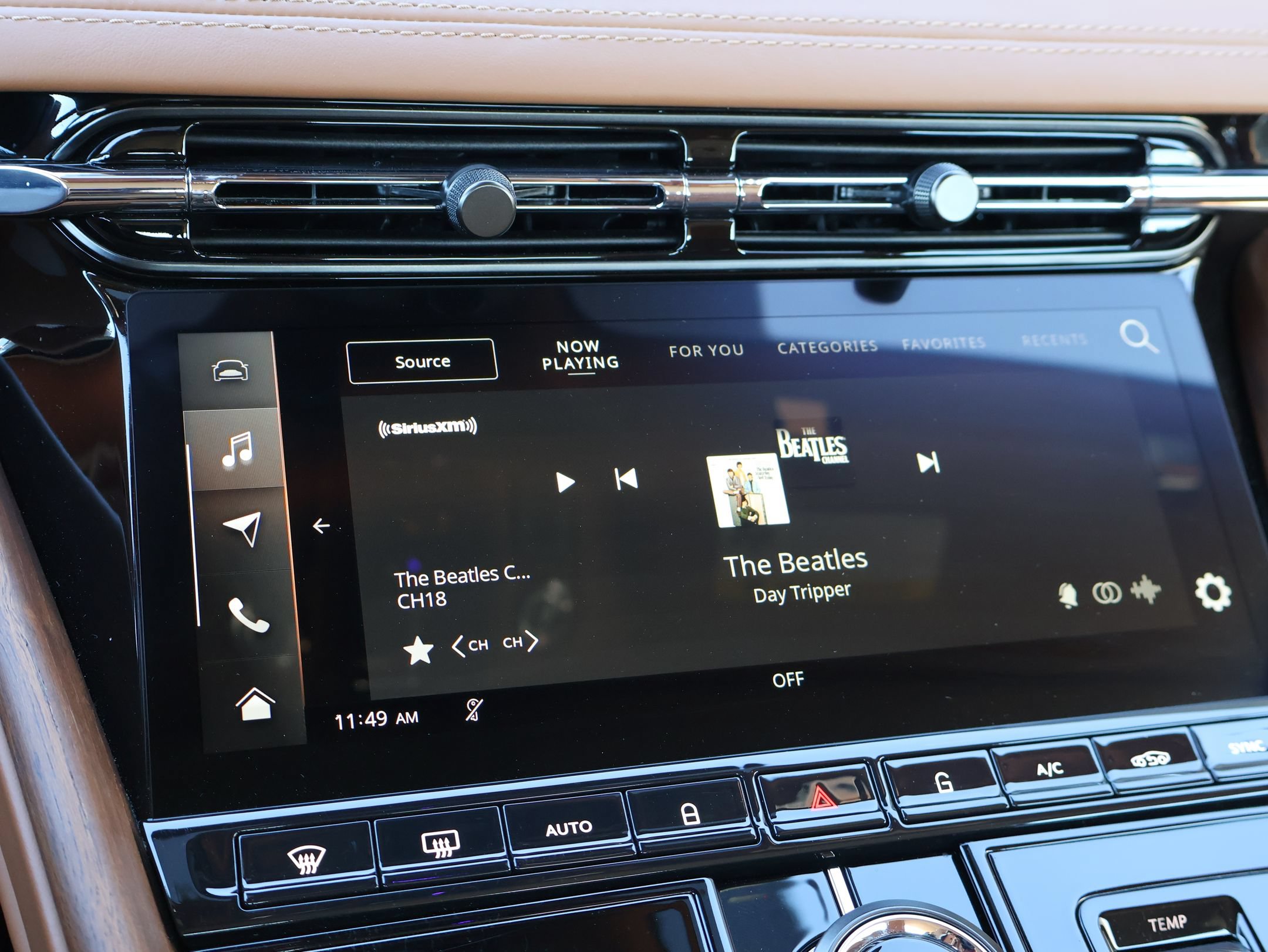 Used 2024 Aston Martin DB12 Convertible RWD image 18