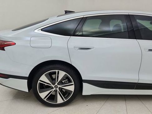 Used 2025 Audi A6 e-tron Premium w/ Convenience Package image 12