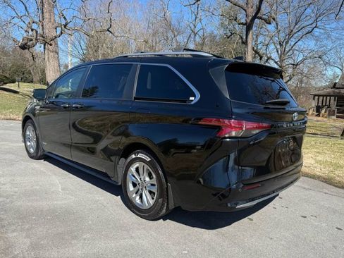 Used 2021 Toyota Sienna Limited image 9
