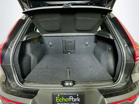 Used 2025 Volvo XC40 B5 Plus image 30