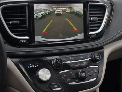 Used 2023 Chrysler Pacifica Limited FWD image 22