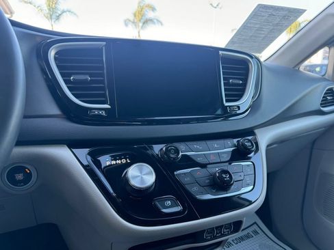 Used 2023 Chrysler Pacifica Touring-L FWD image 13