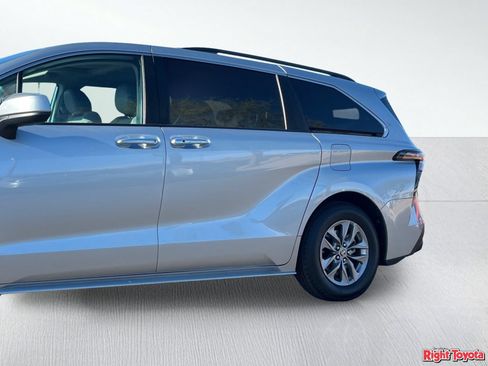 Certified 2024 Toyota Sienna XLE FWD image 10