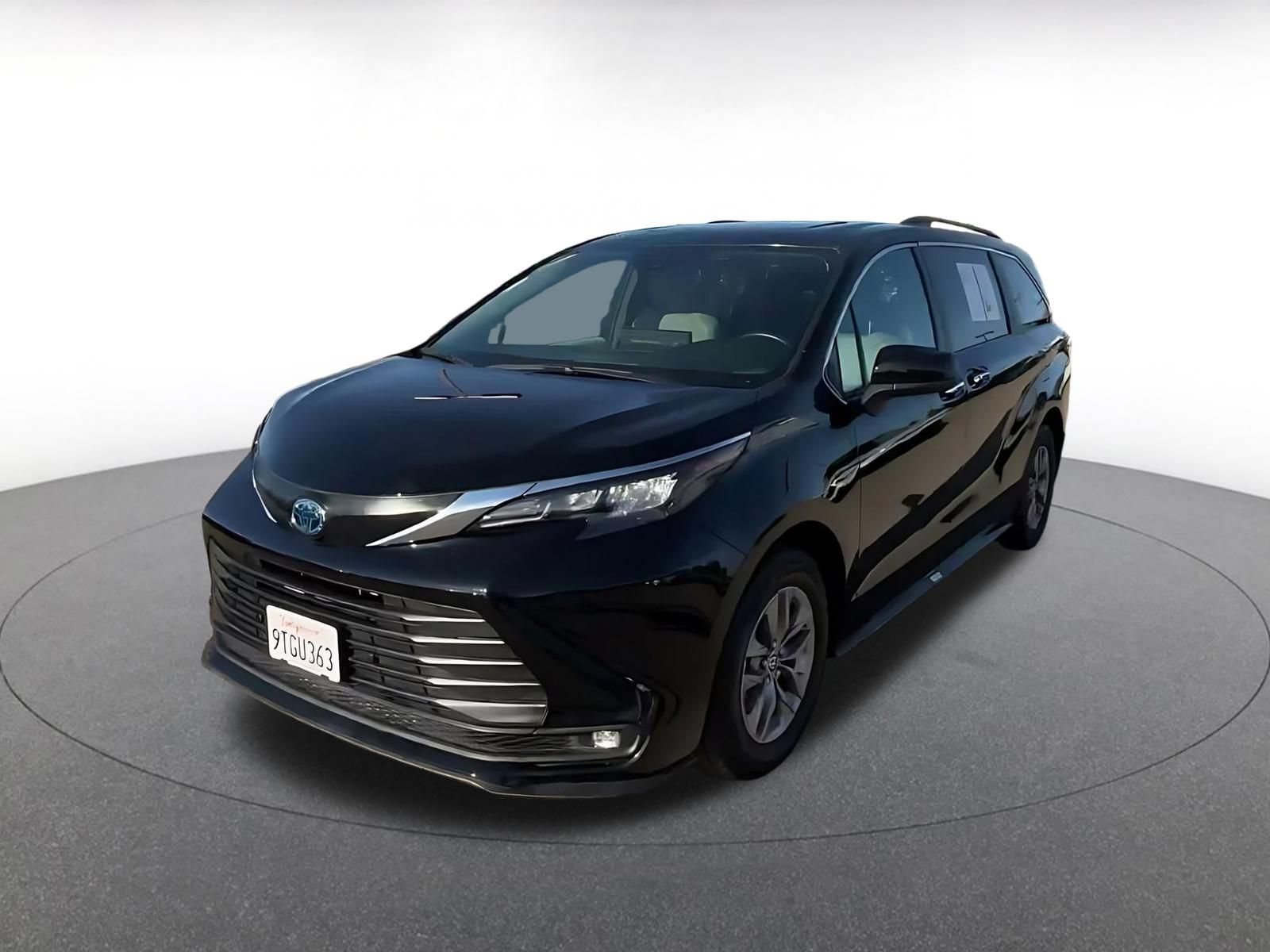 Used 2025 Toyota Sienna XLE FWD image 6