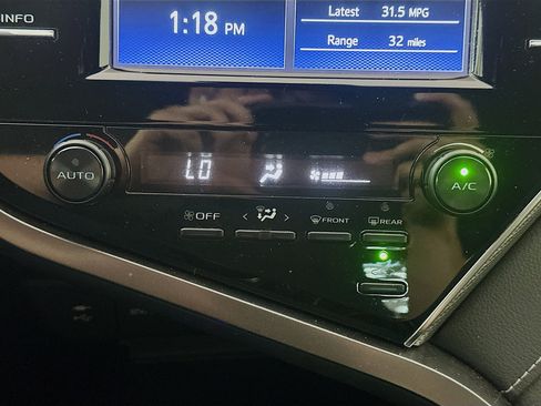 Used 2018 Toyota Camry SE FWD image 22