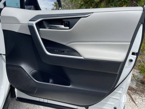 Used 2020 Toyota RAV4 XLE w/ Convenience Package FWD image 29