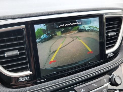 Used 2024 Chrysler Pacifica Limited FWD image 9