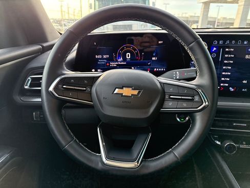 Used 2025 Chevrolet Traverse LT image 17