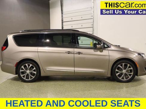 Used 2018 Chrysler Pacifica Limited w/ Tire & Wheel Group FWD image 9