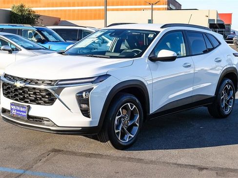 Used 2025 Chevrolet Trax LT w/ LT Convenience Package image 3