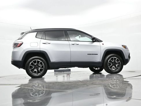 Used 2025 Jeep Compass Trailhawk AWD/4WD image 28
