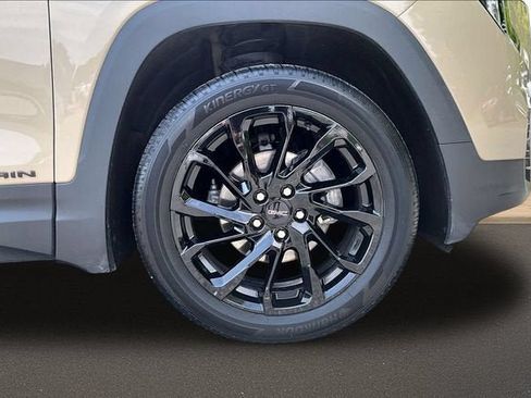 Used 2023 GMC Terrain SLT w/ Infotainment Package II AWD/4WD image 10