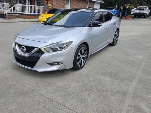 Used 2016 Nissan Maxima Platinum w/ Interior Lighting Package FWD image 2