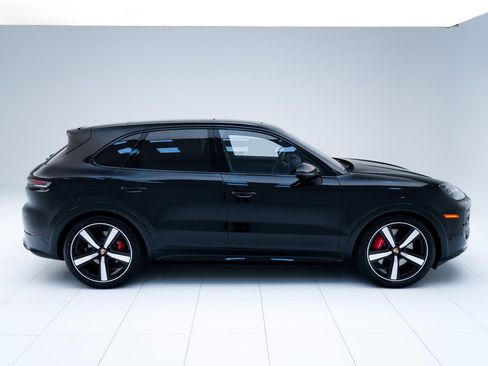New 2026 Porsche Cayenne GTS image 8