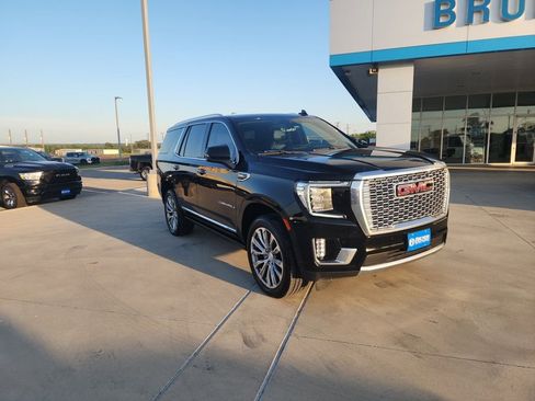 Used 2022 GMC Yukon Denali w/ Advanced Technology Package image 3