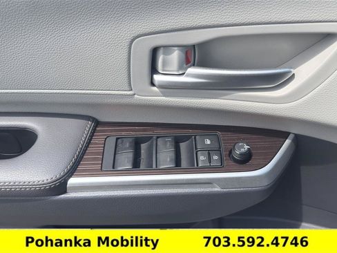 Used 2024 Toyota Sienna XLE FWD image 21