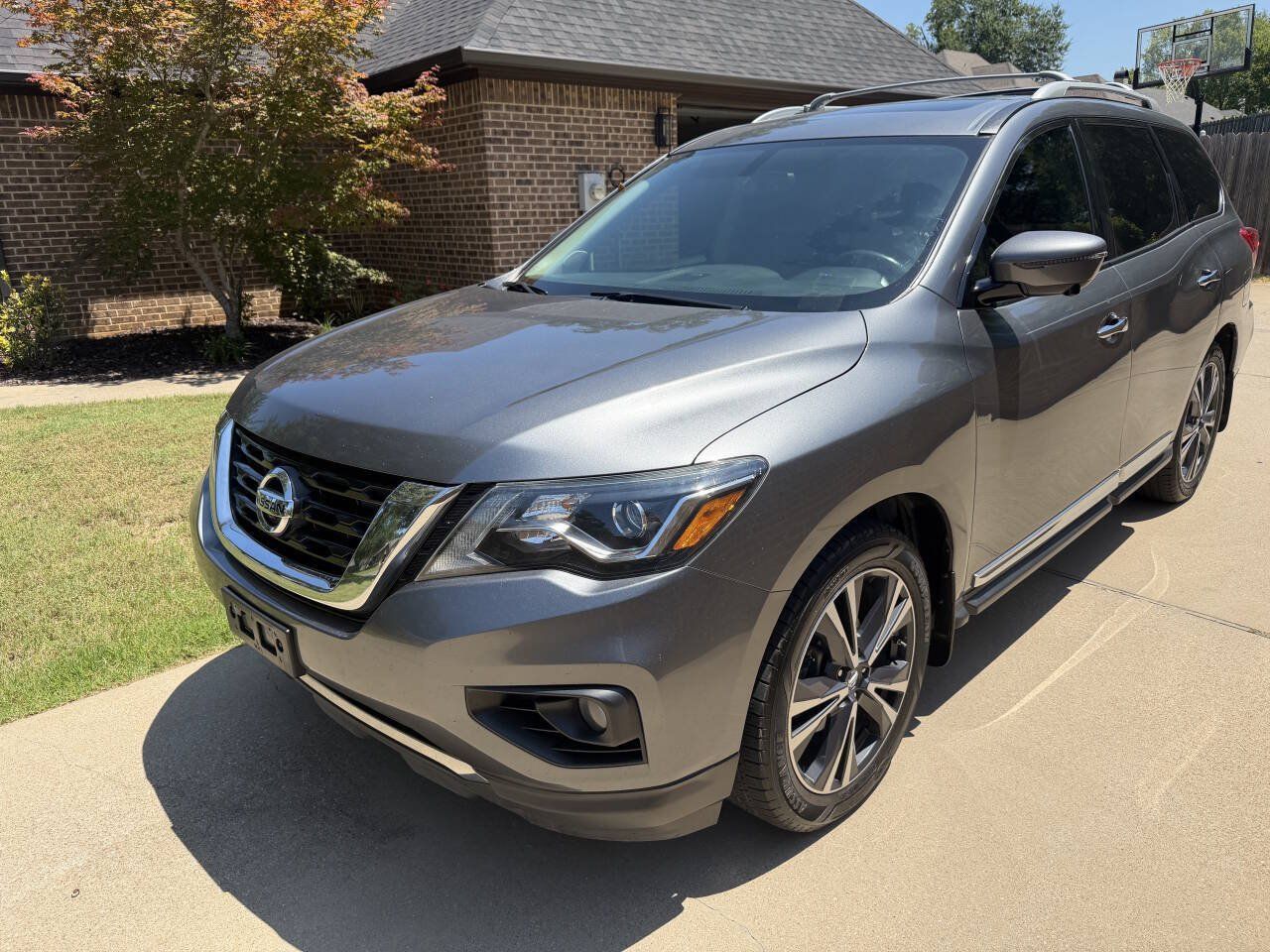 Used 2017 Nissan Pathfinder Platinum FWD image 2