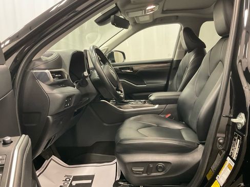 Used 2023 Toyota Highlander Limited image 13