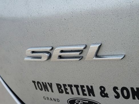 Used 2024 Ford Edge SEL w/ Convenience Package image 7