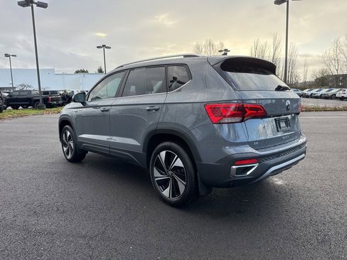 Used 2024 Volkswagen Taos SE w/ Panoramic Sunroof Package image 5