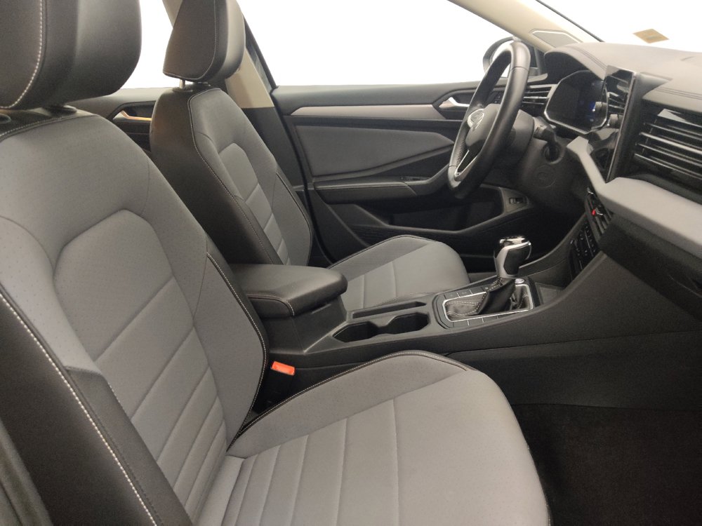 Used 2025 Volkswagen Jetta SE FWD image 21