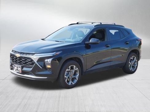 Used 2025 Chevrolet Trax LT FWD image 3