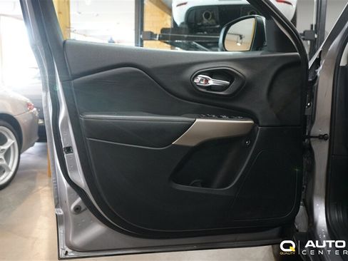 Used 2017 Jeep Cherokee Limited AWD/4WD image 10