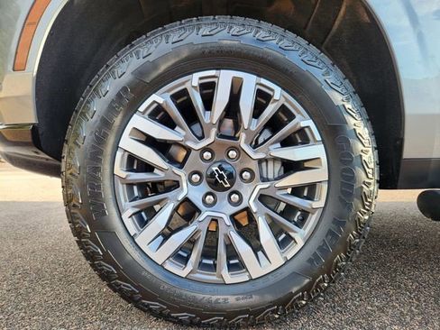 Used 2025 Chevrolet Suburban Z71 AWD/4WD image 21