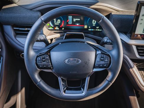 Certified 2025 Ford Explorer Platinum w/ Ultimate Package image 28