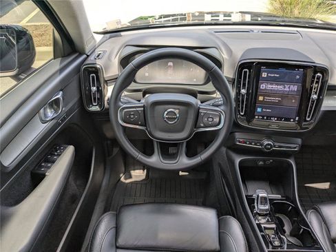Used 2023 Volvo XC40 B5 Plus image 17