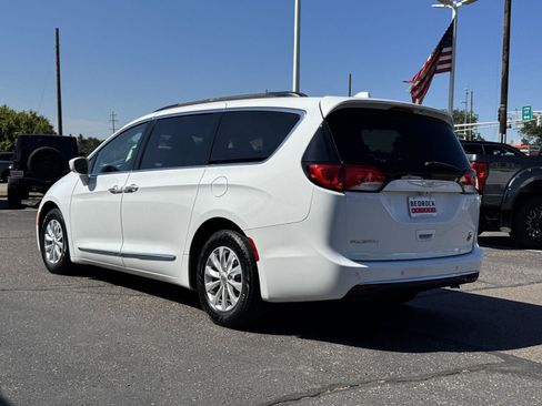 Used 2017 Chrysler Pacifica Touring-L FWD image 5