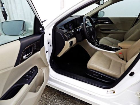 Used 2017 Honda Accord Touring image 10