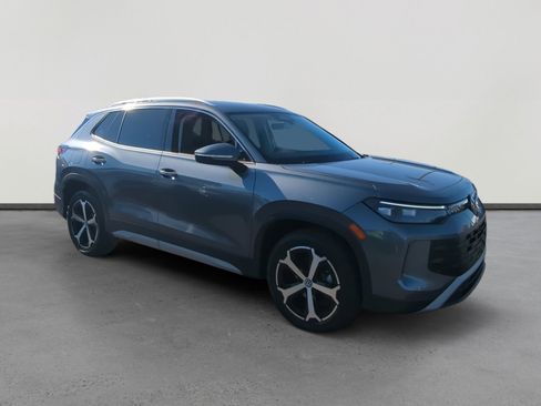 Certified 2025 Volkswagen Tiguan SE image 7