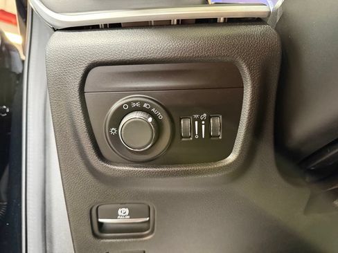 Used 2025 Jeep Grand Cherokee Laredo X AWD/4WD image 22