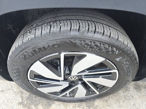 Used 2025 Volkswagen Atlas SE image 11