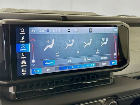 Used 2025 Jeep Wrangler Unlimited Sahara AWD/4WD image 15