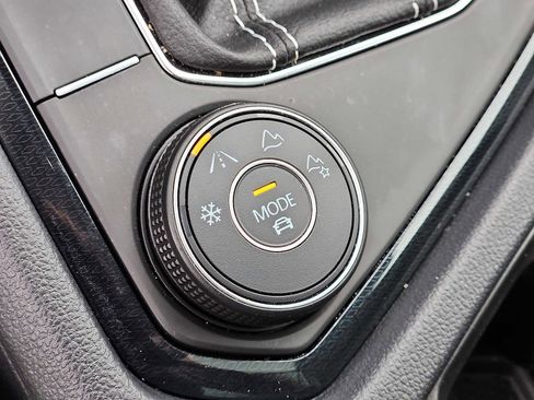 Used 2025 Volkswagen Taos SE w/ Panoramic Sunroof Package image 25